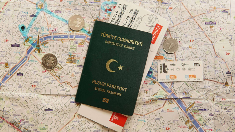 Yeşil pasaportta yeni gelişme: Gaziler ve şehit yakınları için şartlar netleşti - Resim: 1