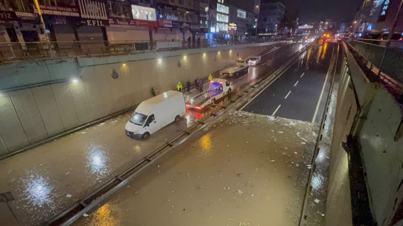 İstanbul'da sağanak felaketi: 2 kişi hayatını kaybetti, yollar göle döndü - Resim: 2