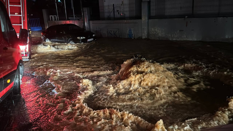 İstanbul'da sağanak felaketi: 2 kişi hayatını kaybetti, yollar göle döndü - Resim: 3