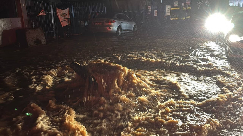 İstanbul'da sağanak felaketi: 2 kişi hayatını kaybetti, yollar göle döndü - Resim: 5