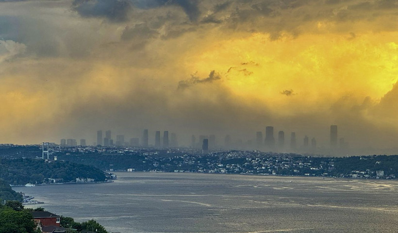 İstanbul'da fırtına hayatı felç etti: Çatılar uçtu, ağaçlar devrildi - Resim: 8