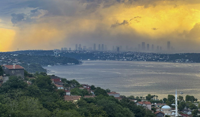 İstanbul'da fırtına hayatı felç etti: Çatılar uçtu, ağaçlar devrildi - Resim: 3