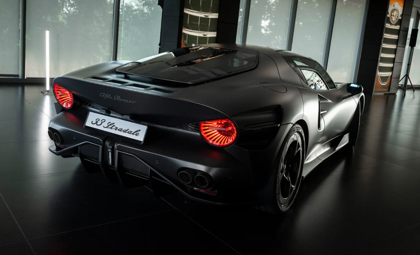 Sadece 1 adet üretildi: Alfa Romeo 33 Stradale "Perla Nera" görücüye çıktı - Resim: 4
