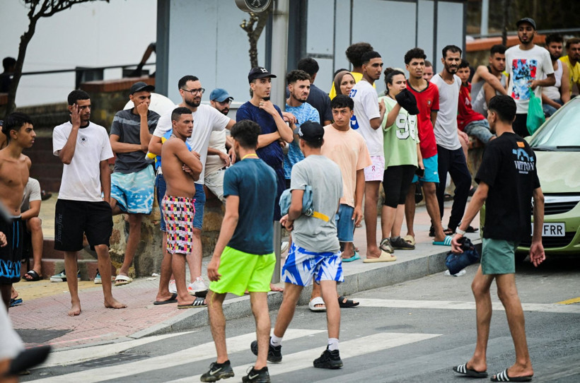 İspanya yeni bir göç kriziyle karşı karşıya: Binlerce kişi yüzerek ve yürüyerek sınırı geçti - Resim: 2