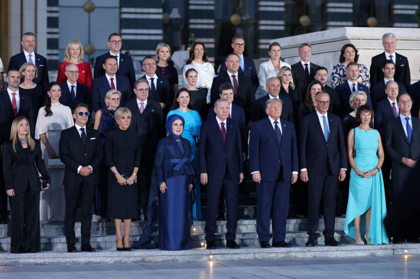 Ankara NATO Liderler Zirvesi'nden aile fotoğrafı: Erdoğan çifti liderlerle aynı karede! - Resim: 1