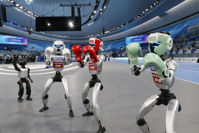 Çin'de Dünya İnsansı Robot Oyunları: 500’den fazla robot atletizmden futbola, dans gösterilerinden kick boksa hünerlerini sergiledi - Resim: 5