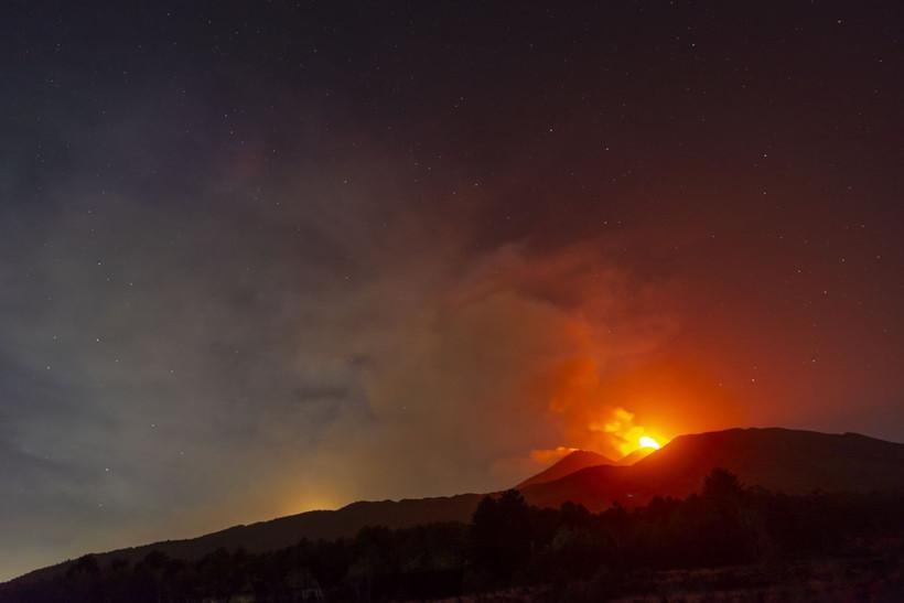 İtalya'da Etna Yanardağı yeniden kül ve lav püskürttü, Katanya Fontanarossa'da uçuşlar aksadı - Resim: 2