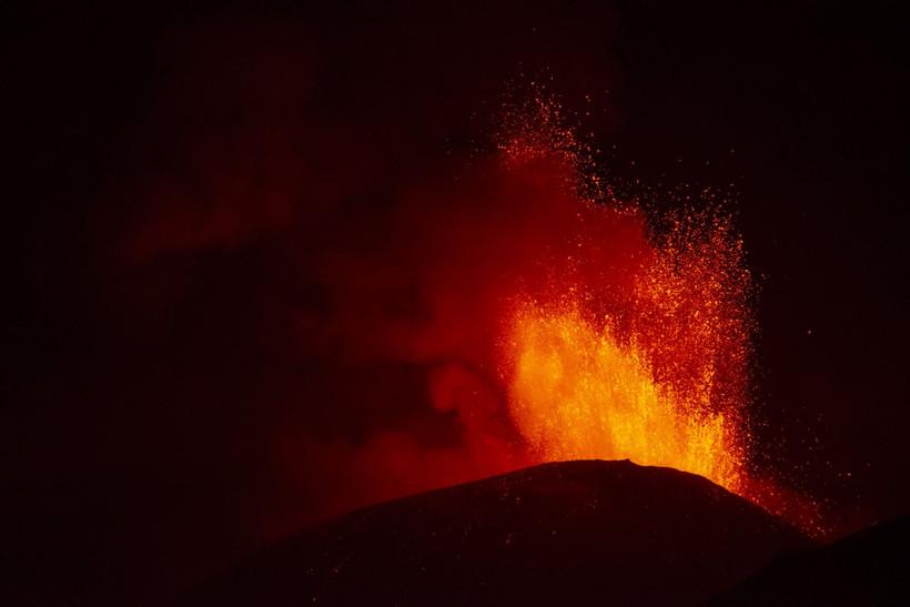 İtalya'da Etna Yanardağı yeniden kül ve lav püskürttü, Katanya Fontanarossa'da uçuşlar aksadı - Resim: 3