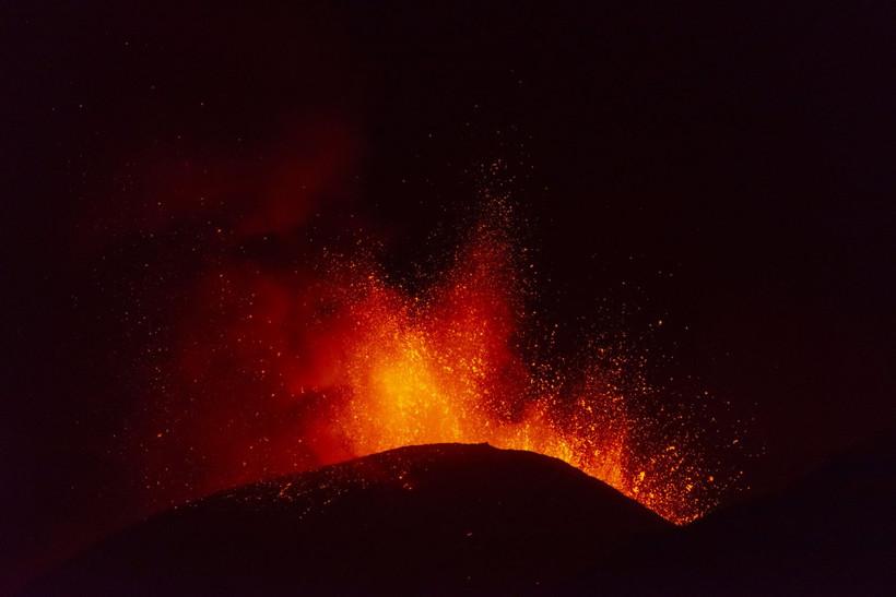 İtalya'da Etna Yanardağı yeniden kül ve lav püskürttü, Katanya Fontanarossa'da uçuşlar aksadı - Resim: 6