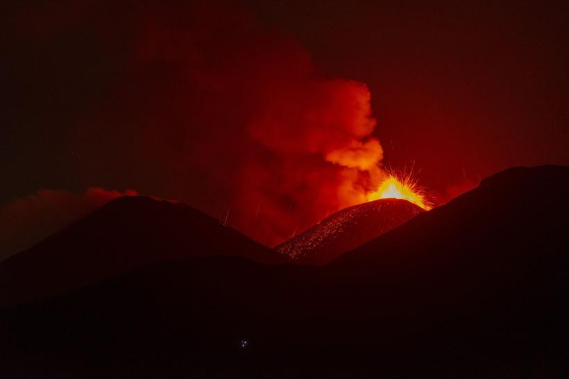 İtalya'da Etna Yanardağı yeniden kül ve lav püskürttü, Katanya Fontanarossa'da uçuşlar aksadı - Resim: 7