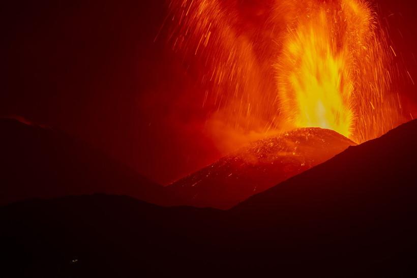 İtalya'da Etna Yanardağı yeniden kül ve lav püskürttü, Katanya Fontanarossa'da uçuşlar aksadı - Resim: 9