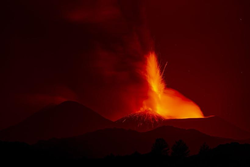 İtalya'da Etna Yanardağı yeniden kül ve lav püskürttü, Katanya Fontanarossa'da uçuşlar aksadı - Resim: 13