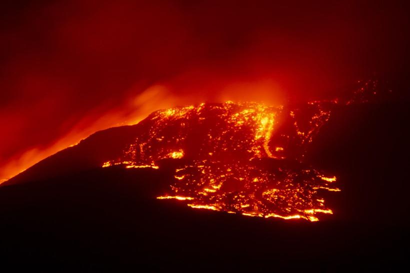 İtalya'da Etna Yanardağı yeniden kül ve lav püskürttü, Katanya Fontanarossa'da uçuşlar aksadı - Resim: 14