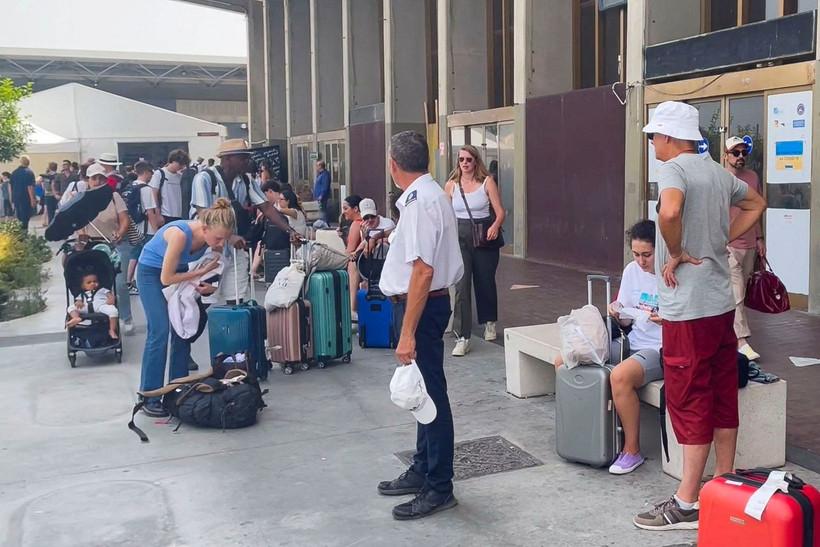 İtalya'da Etna Yanardağı yeniden kül ve lav püskürttü, Katanya Fontanarossa'da uçuşlar aksadı - Resim: 5