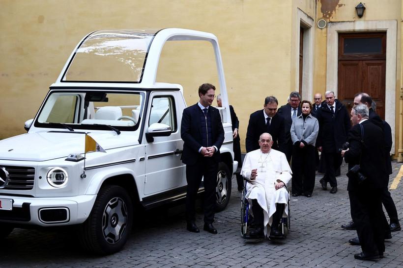 Yüzde 100 elektrikli yeni Papamobil, Papa Francis'e teslim edildi - Resim: 1