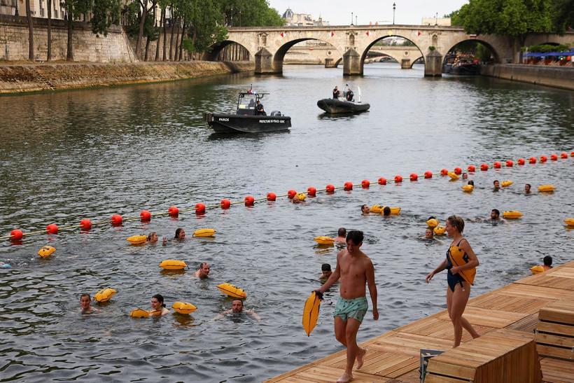 Paris’in kalbi Seine Nehri 100 yıl sonra yeniden yüzmeye açıldı - Resim: 2