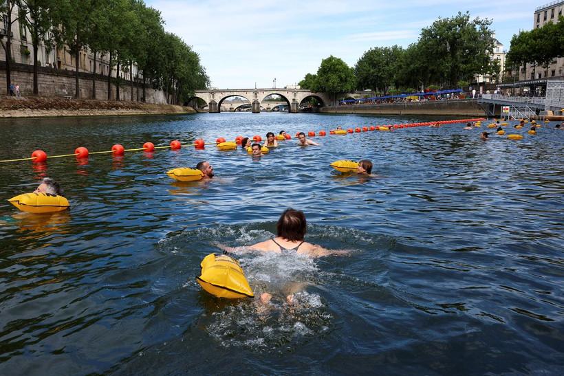 Paris’in kalbi Seine Nehri 100 yıl sonra yeniden yüzmeye açıldı - Resim: 3