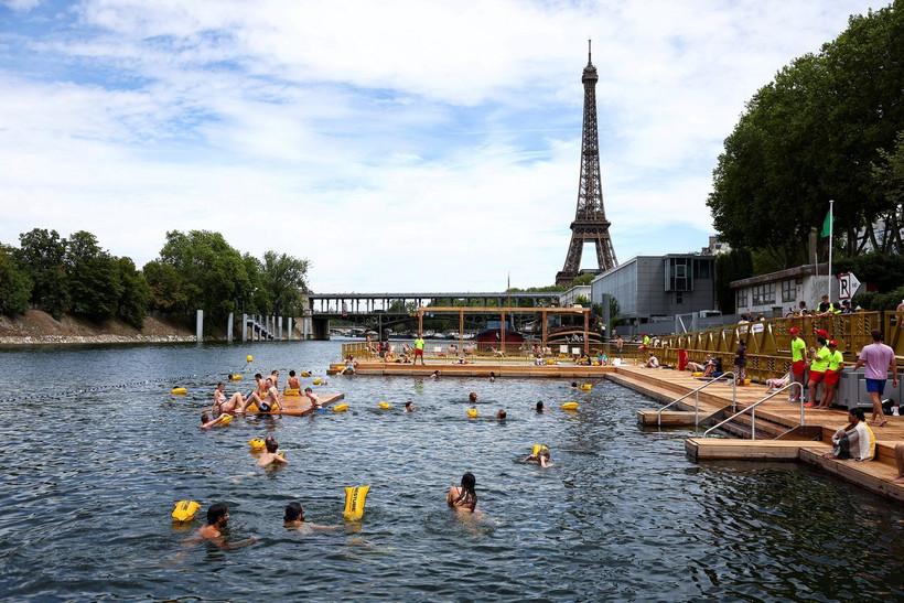 Paris’in kalbi Seine Nehri 100 yıl sonra yeniden yüzmeye açıldı - Resim: 1
