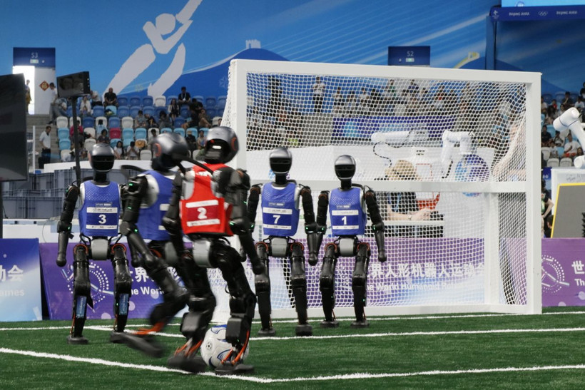 Çin'de Dünya İnsansı Robot Oyunları: 500’den fazla robot atletizmden futbola, dans gösterilerinden kick boksa hünerlerini sergiledi - Resim: 4