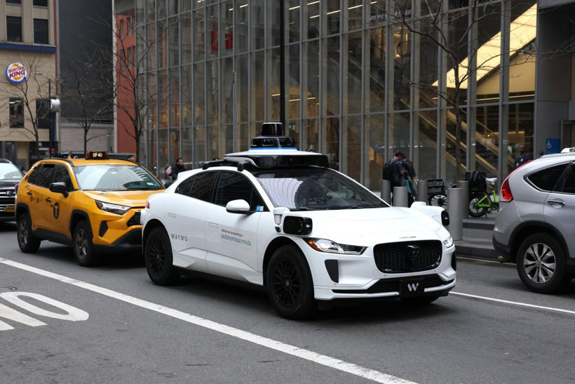 Bir ayda ikinci geri çağırma dalgası: Robotaksiler uyarıyı görmeyip inşaat alanına daldı - Resim: 1