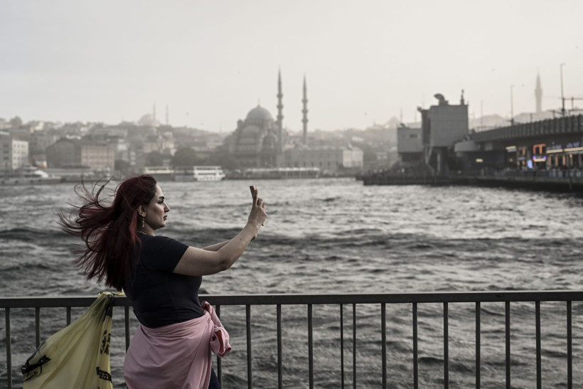 İstanbul'da fırtına hayatı felç etti: Çatılar uçtu, ağaçlar devrildi - Resim: 9