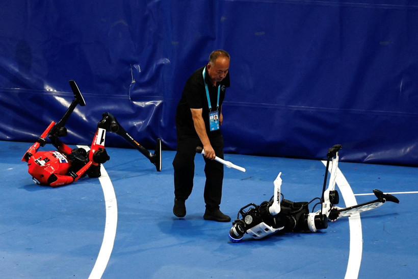 Finişi gördüler ama duramadılar! Bolt’un rekorunu kıran robotlar sedyeyle taşındı - Resim: 12