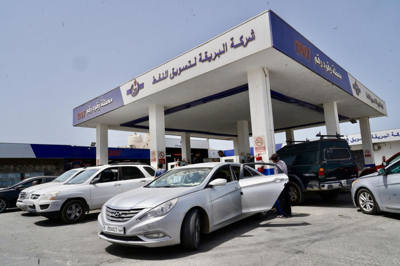 Petrol zengini ülkede benzin krizi! Kuyruklar 10 gündür erimiyor - Resim: 1
