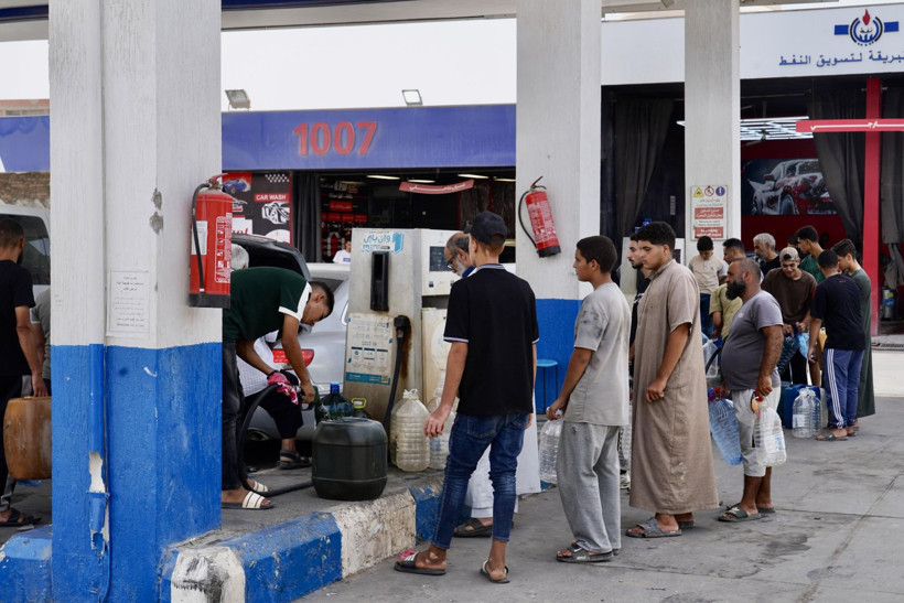 Petrol zengini ülkede benzin krizi! Kuyruklar 10 gündür erimiyor - Resim: 5