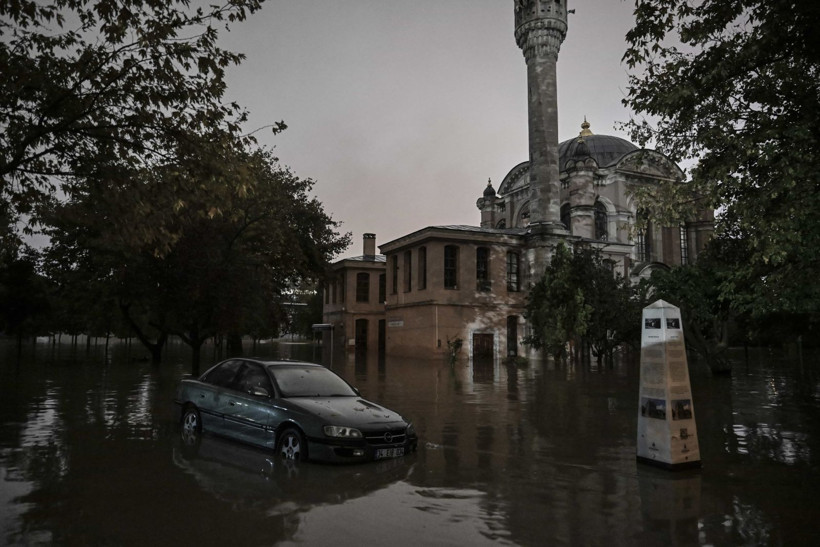 İstanbul'da sağanak felaketi: 2 kişi hayatını kaybetti, yollar göle döndü - Resim: 4