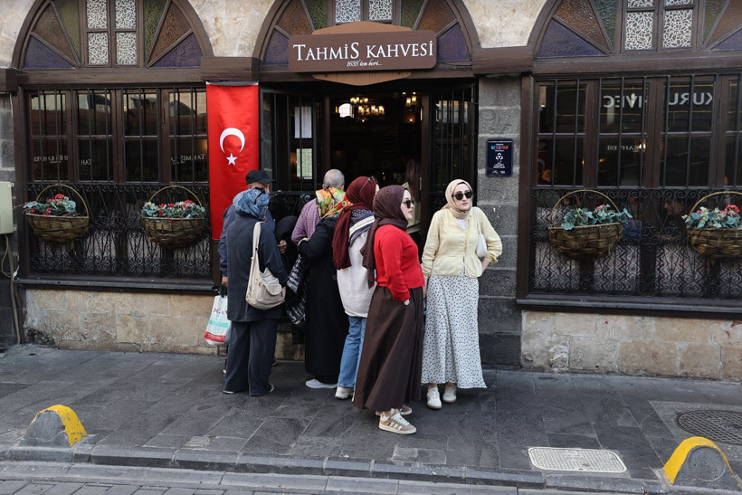 Turistlerin yeni gözdesi 391 yıllık kahvehanenin önünde kuyruk: İşte sırrı! - Resim: 7
