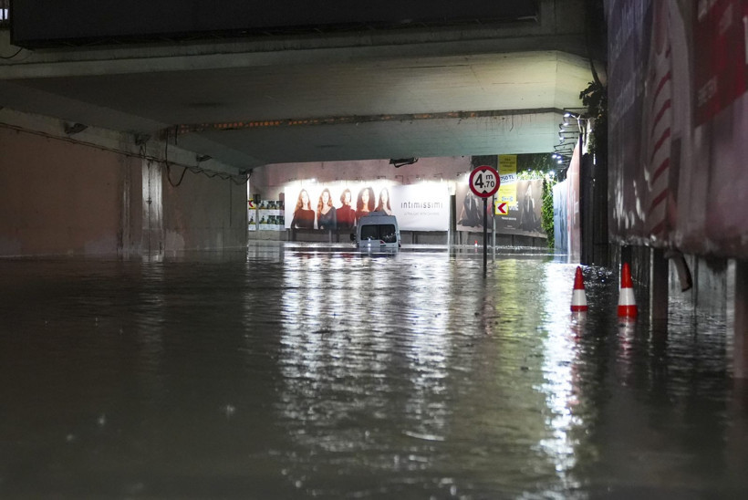 İstanbul'da sağanak felaketi: 2 kişi hayatını kaybetti, yollar göle döndü - Resim: 6