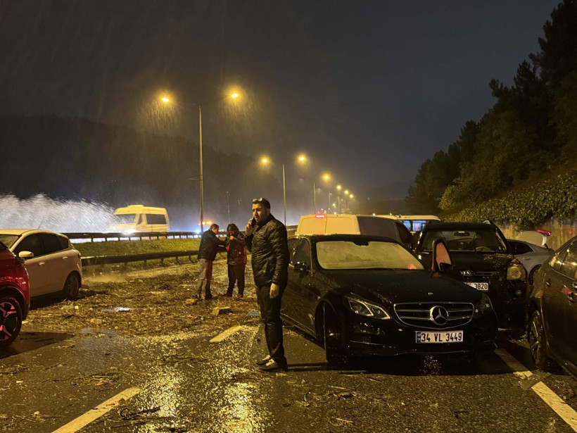 İstanbul'da sağanak felaketi: 2 kişi hayatını kaybetti, yollar göle döndü - Resim: 7